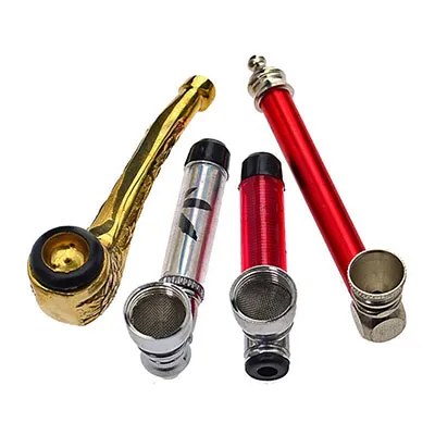 Verschiedene Pfeifen aus Metall und Holz