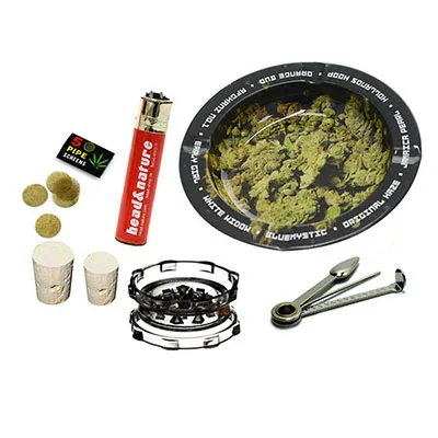 Raucherset mit Aschenbecher, Feuerzeug, Grinder und weitere Utensilien